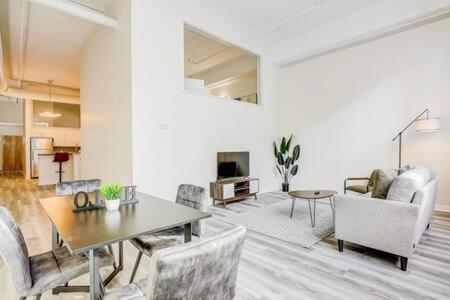 CozySuites - 2BR with Direct Skybridge Access #1